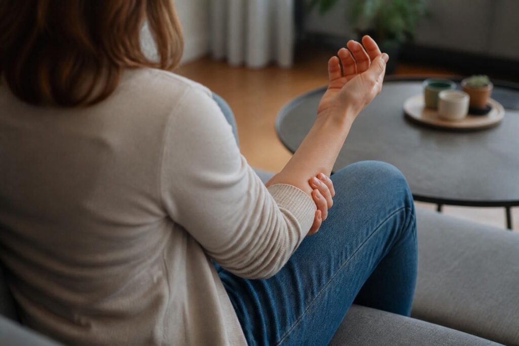 Engourdissement du bras gauche : stress ou urgence ?